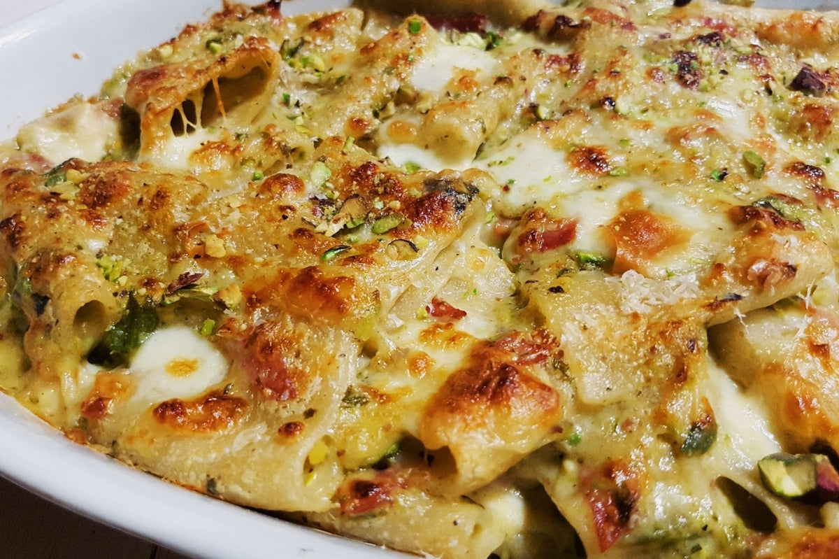 IRRESISTIBLE: PACCHERI AL FORNO CON PESTO DI ZUCCHINE, SPECK E SCAMORZA AFFUMICATA